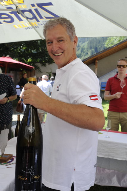 Erster Falstaff-Winzer Tirols: Claus Aniballi mit seinem "Tiroler Walzer". | Foto: Johanna Tamerl