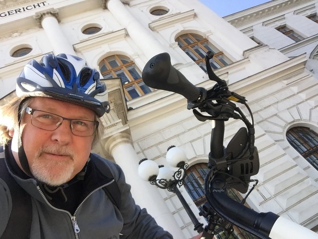 Mit einem Fuß im Kriminal.