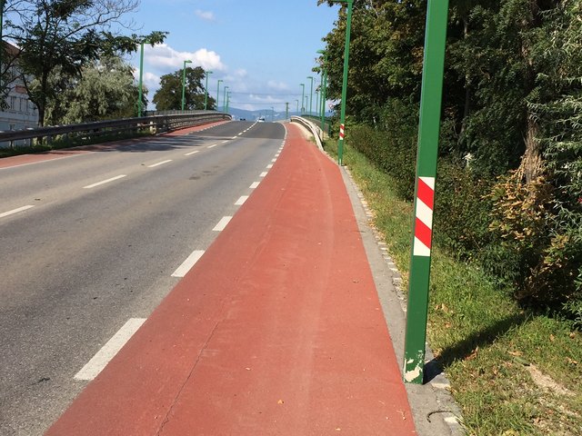 Locker über die Brücke.