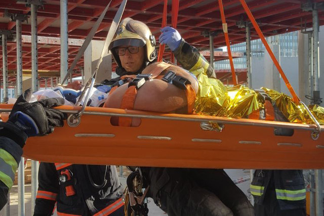Ein Höhenretter der Berufsfeuerwehr führte die schwierige Bergung durch. | Foto: MA 68