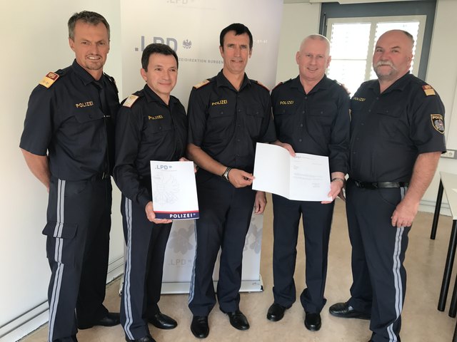 Bezirkspolizeikommandant Oskar Gallop, Bernhard Bieler, Landespolizeidirektor Martin Huber, Hans Renner und Bezirkspolizeikommandant-Stellvertreter Christian Hegedüs bei der Dekretübergabe | Foto: Landespolizeidirektion Burgenland