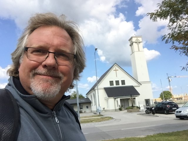 Hans, schau her. Das ist die Hans-Machowetz-Kirche oder so ähnlich.