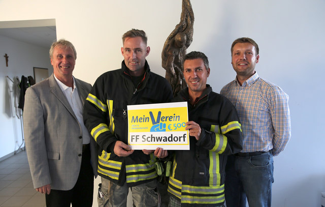 500 Euro für die Vereinskasse der Feuerwehr Schwadorf, die bei der Aktion "Mein Verein" gewonnen hat: Gerhard Schödinger, Wolfgang Niederauer, Martin Freywald, Stefan Wolf. | Foto: Besser
