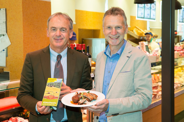 Hans Plattner (geschäftsführender Gesellschafter Fa. Hörtnagl) und Wendelin Juen (GF Agrarmarketing Tirol) freuen sich über die besondere Qualität des Almschweine-Fleischs und den gelungenen Saisonauftakt. | Foto: AMTirol
