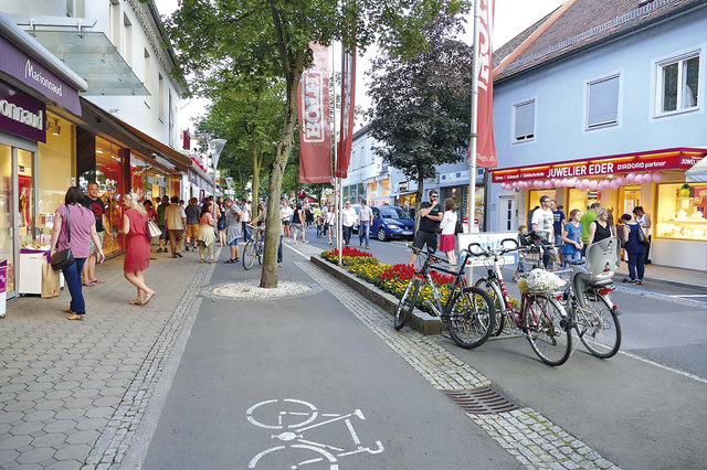Die bestbesuchte Einkaufsstraße ist die "Modestraße" entlang der Ungarstraße und der Bürgergasse.