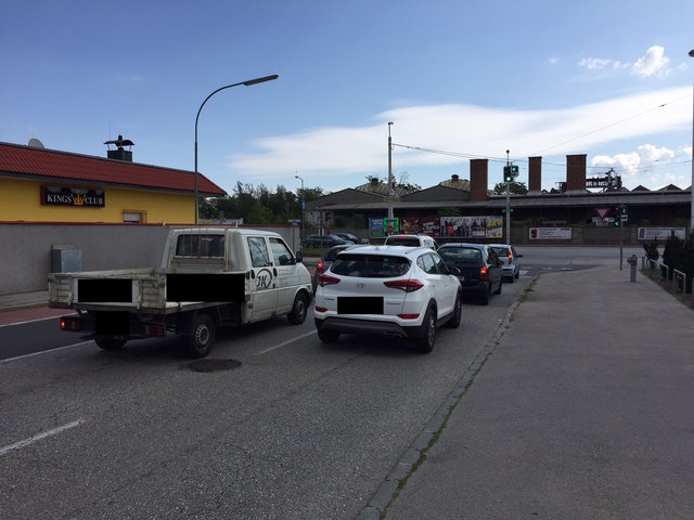 Kniffliger Verkehr an der Kreuzung Kingsclub - 17er.