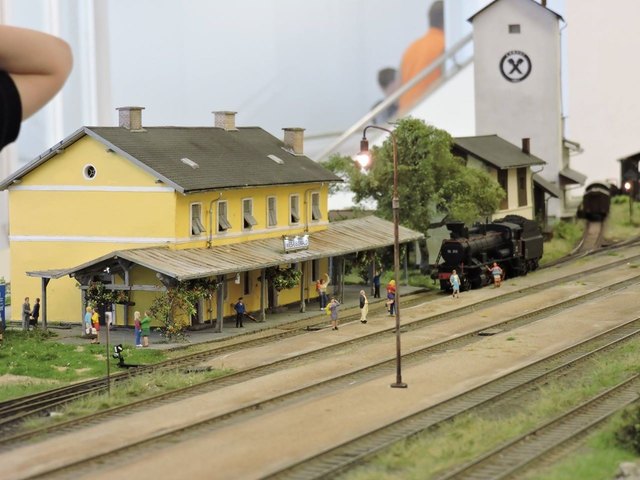 Vor vielen Jahren fuhr die Sulmtalbahn tatsächlich in Wies-Eibiwald, wie auf dieser Miniatur der Freunde der Sulmtalbahn zu erkennen. | Foto: Freunde der Sulmtalbahn