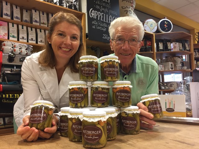 Petra Ritzberger mit ihrem Vater im Geschäft in Oberalm.
