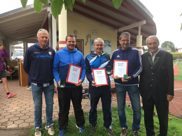 Markus Paschek, Johann Hauptmann und Klaus Puntigam (v.l.) wurden mit der Silbernen Ehrenplakette des Steirischen Tennisverbands ausgezeichnet.