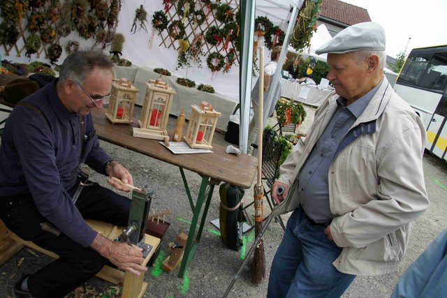 Einigen Handwerkern, wie Schwingenmacher, Spinnerin, Floristin und Drechsler können die Besucher bei ihrer Arbeit direkt am Marktplatz über die Schulter schauen