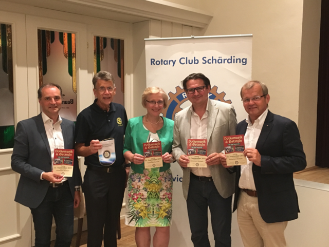 Der Rotary-Vorstand (von links): Rudolf Bauer, Ekkehard Oberhammer, Silvia Grünberger, Präsident Erich Auer und Gerhard Schmid. | Foto: Rotary