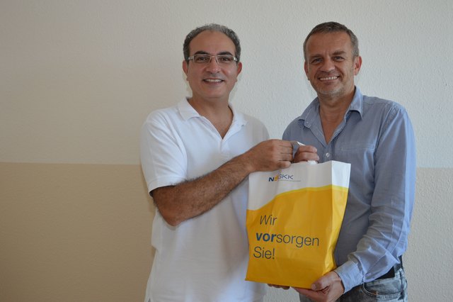 Der neue Zahnarzt Mohamed Alborno und NÖGKK-Service-Center-Leiter Martin Trattner.