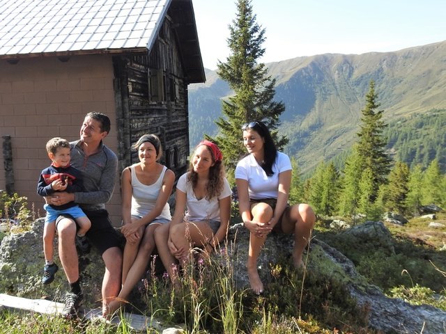 Das Hüttenehepaar Robert(links) und Martina (ganz rechts) mit Mitarbeitern und Sohn David in der heurigen Saison