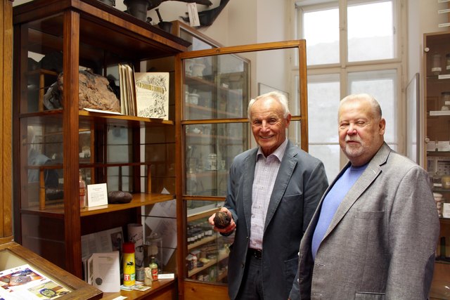 Reinhold Gabriel (li.) mit Gerhard Fischler vor einem der Raritätenschränke - gefüllt mit Aloe in Affenhaut, "Drachenblut" und Heilmitteln aus dem Amazonas