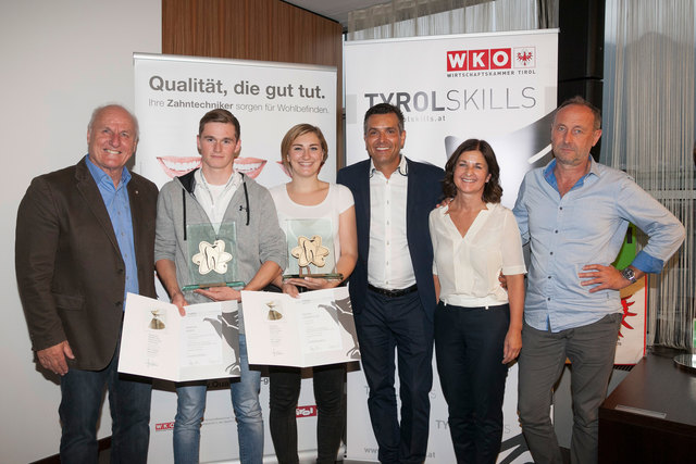 Gewerbeobmann Steixner, Mathias Peer (Sieger 3. Lehrjahr), Nadine Fingerlos (Siegerin 4. Lehrjahr), Berufsgruppensprecher Markus Gapp und die beiden Zahntechnikermeister Renata Vitroler und Robert Glanzer | Foto: WK Tirol