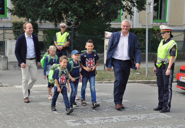 Bgm. Thomas Steiner und GR Istvan Deli überzeugen sich persönlich vom funktionierenden Lotsendienst. | Foto: Eisenstadt