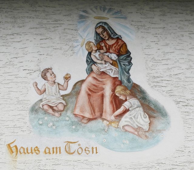 Zu dem Werk von Rosa Benesch-Hennig zählen 150 Fresken und Sgraffiti mit Szenen aus dem bäuerlichen Leben und Heiligendarstellungen. Im Bild: Fresko in Tarrenz (Imst) an einem Privathaus an der Bundesstraße. | Foto: Museum im Ballhaus/Sabine Schuchter
