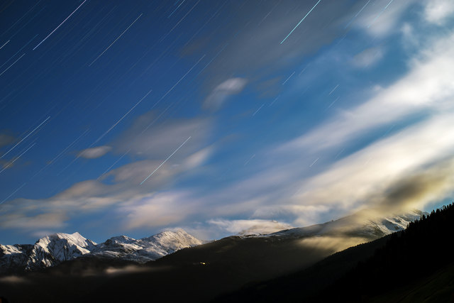 Der beginnende Mondaufgang erhellt die frisch angeschneiten Berge.