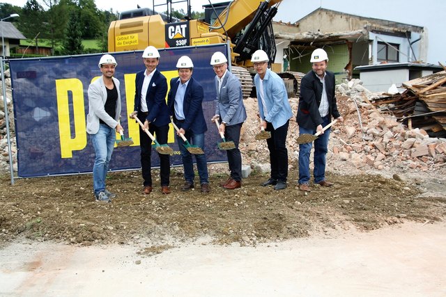 Martin Knabl, BR Ernst Gödl, Klaus Steinberger, Peter Schaller/PORR, F.G. Spannberger und GK Martin Schemeth beim Spatenstich zur Sporthalle in Nestelbach.