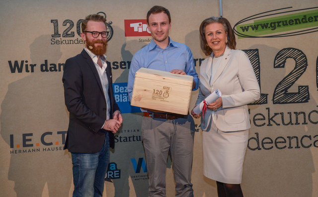 Bei der 120 Sekunden Chance 2015 konnten LRin Patrizia Zoller-Frischauf und Startup-Coach Daniel Cronin (li.) Valentin Schütz zur Top 5-Platzierung gratulieren. Mittlerweile haben sich mehrere Investoren an seinem Unternehmen Gronda beteiligt. | Foto: Standortagentur Tirol