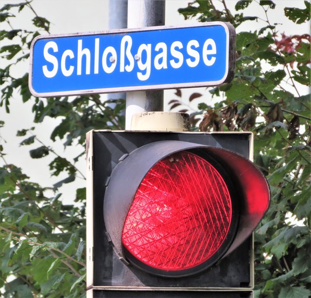 Der Zustand des Fahrbahnbelages der stark befahrenen Villacher "Schloßgasse" ist katastrophal und müsste dringend GENERALSANIERT werden!