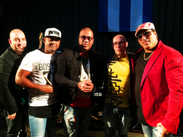 Rechts außen Miguel Enríquez, mit der Band "Playson de Cuba"