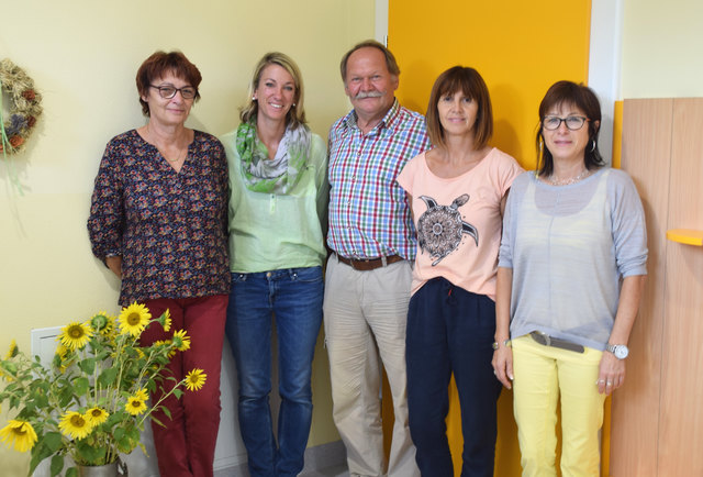 Christa Muth (li.), Gerlinde Fassl, Bgm. Edi Zach, Petra Tobitsch, Rita Stern präsentieren den neuen Kindergarten.