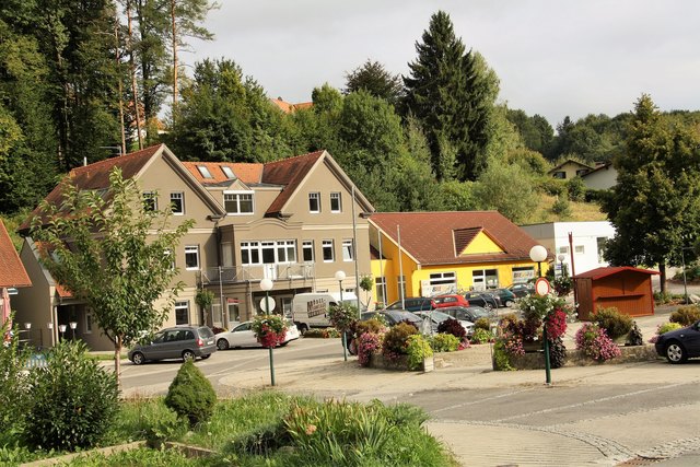 Das adaptierte Gemeindeamt von Nestelbach in den Farben grau-beige fügt sich gut in das Ortsbild am Dorfplatz.