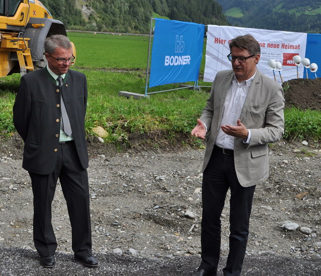 NHT Geschäftsführer Hannes Gschwentner im Bild rechts mit dem Zeller Bürgermeister Robert Pramstrahler