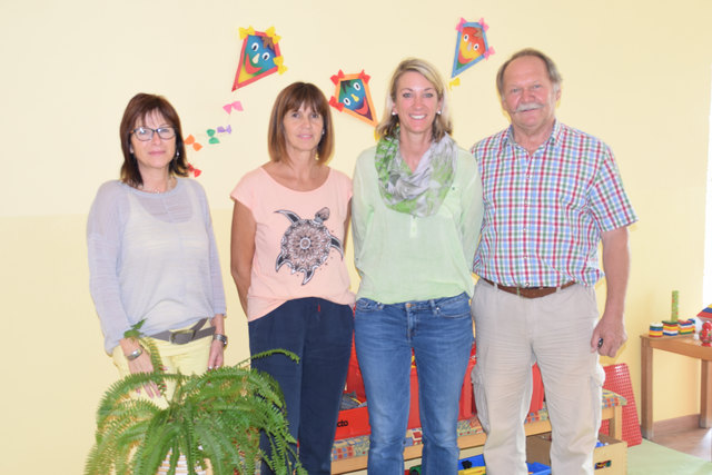 Rita Stern, Petra Tobitsch und Leiterin Gerlinde Fassl mit Bgm. Edi Zach.