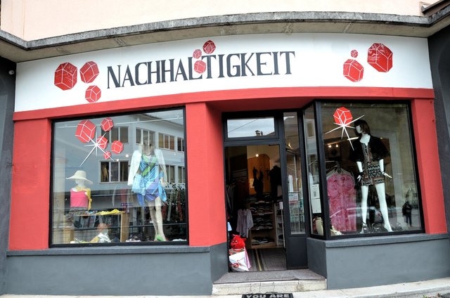 Wie eine Boutique: der textile Kostnix-Laden "Nachhaltigkeit"