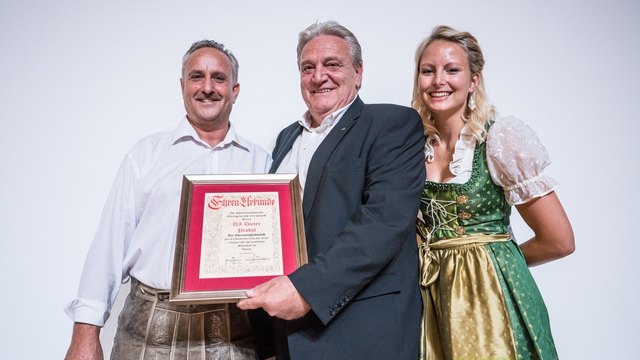 Obmann Josef "Pepi" Baumann überreicht seine Vorgänger DI Dieter Probst die Ehrenmitgliedschaft des EC Zirl. (im Bild Baumann , Probst, Moderatorin Sabine Peer)