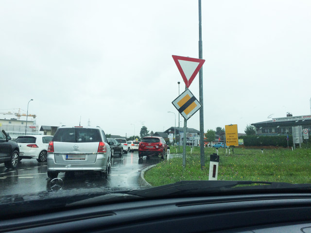 Gewohntes Bild mit neuem Schild: Bei Stau ist die Ortsdurchfahrt in Wals nur mehr "erschwert möglich".