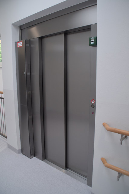 Ein Lift sorgt für die Barrierefreiheit.