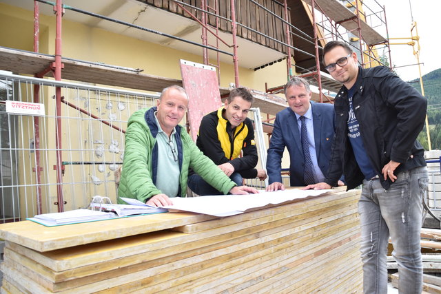 Studierten beim Lokalaugenschein die Pläne: Herbert Eßl (Planungsbüro Bauvorsprung), Franz Bäckenberger (GF Hilfswerk), Bgm. Georg Gappmayer, Wolfgang Lackner (GF Planungsbüro Bauvorsprung).