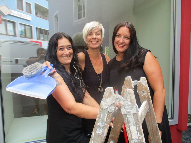 Barbara Genewein, Jasmin Schmid und Nina Wolf (v.l.) eröffnen im Stadtzentrum von Imst das Esoterik-Zentrum LICHTraum. | Foto: Eiter
