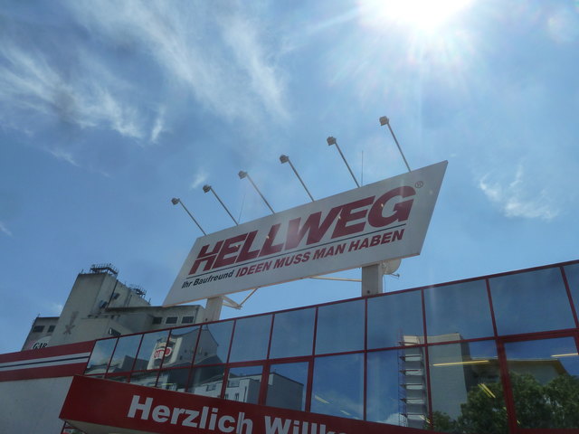Natürlich muss auch die Werbetafel während der hellen Tageszeit -auch beleuchtet werden. Man muss aber schon genau hinsehen um die Spiegelung der eingeschalteten Lampen zu erkennen - sieht sie wer?