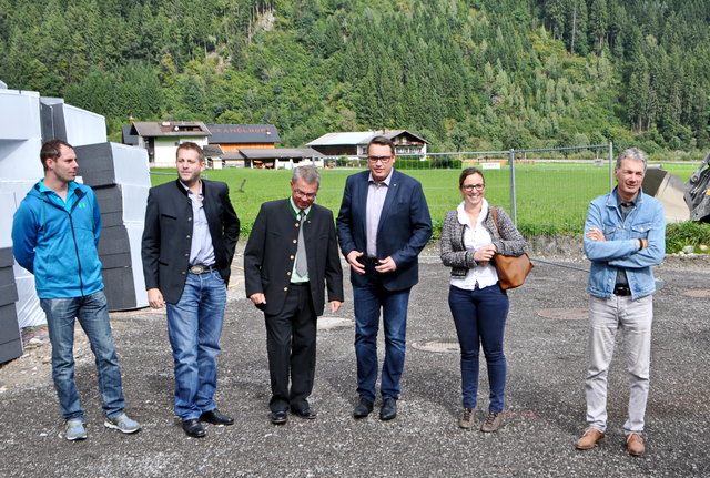 Im Bild ganz links Stefan Rohrmoser, Grundeigentümer und im Bild ganz rechts Ing Dietmar Waldeck Projektleiter der NHT