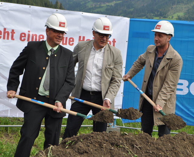 Im Bild von links nach rechts: Bgm Robert Pramstrahler Zell am Ziller, NHT GF Hannes Gschwentner und Arch Dipl Ing Günther Gasteiger