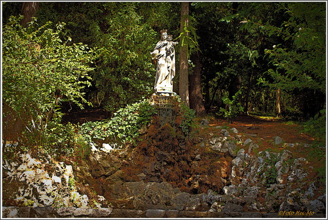 Eine Quelle mit Madonna am Spazierweg durch den Wald
