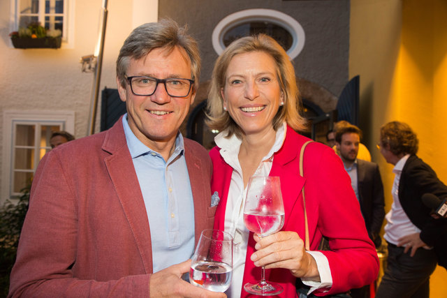 Max Tischler mit Rot-Kreuz Chefin Sabine Kornberger-Scheuch | Foto: Neumayr/MMV