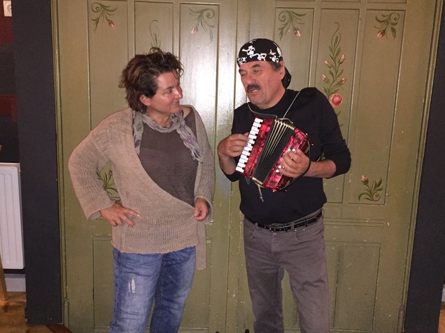 Sabine Hauser, Obfrau vom Kulturverein Binoggl und "Volksmusikant" Peter Blaikner, hier als Hard Rocker getarnt.