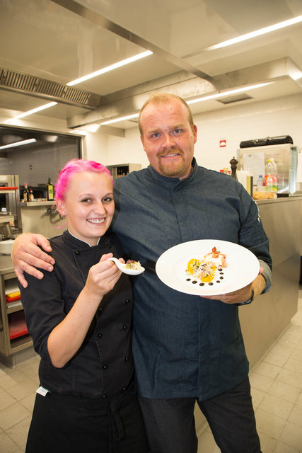 Küchenchef Marcus Lackner mit Kollegin Marie-Sophie Klappacher | Foto: Neumayr/MMV