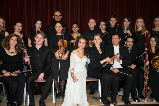 Daniela dé Santos mit dem Orchester.