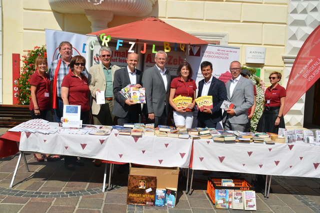 Wenn die Bücher auf die Reise geschickt werden, ist auch viel Prominenz dabei.