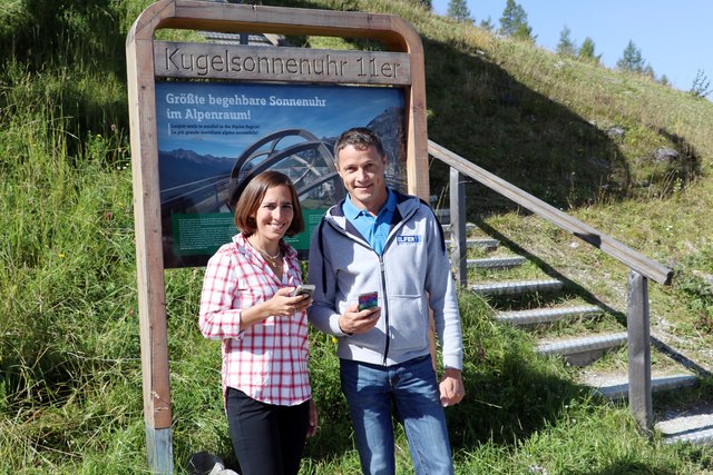Julienne Schult von Locandy mit Stefan Klammer, Geschäftsführer der Elferbahnen | Foto: Elferbahnen