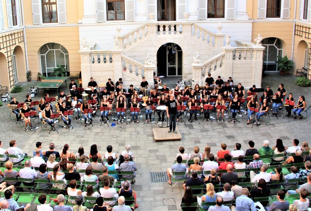 Imposant:  Unter der Leitung von Bad Radkersburgs Musikschuldirektor Alfred Ornig spielten die jungen Talente im Schlosshof in Halbenrain auf. | Foto: KK