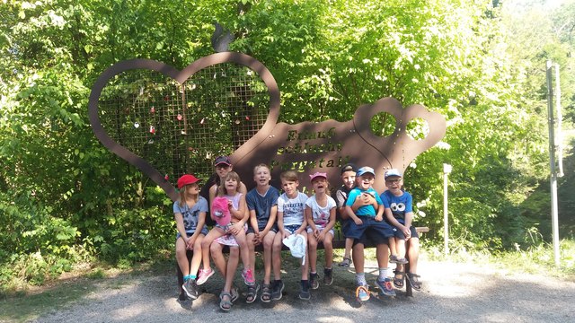  Selina, Hanna, Selina, Justin, Zvezdan, Anita, Adrian, Jason und Fabian  unternahmen mit 2 Sozialpädagoginnen einen Spaziergang durch die schöne Erlaufschlucht.