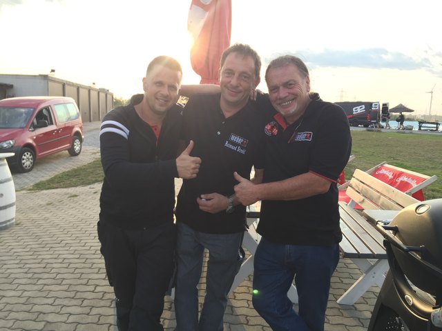 The Pitmaster Viktor Samwald (re.) begrillte die Sportskanonen. | Foto: Nim