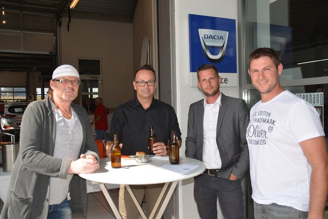Standortleiter Michael Postmann (2.v.li.) begrüßte zahlreiche Besucher beim Herbstfest.